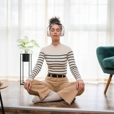 Mulher meditando em casa