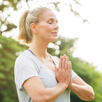 Mulher meditando