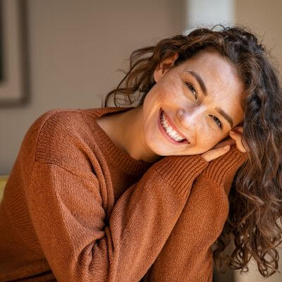 Mulher relaxada e sorridente