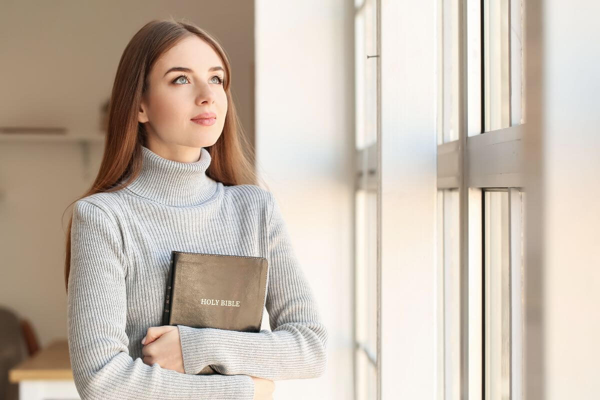 Mulher sorrindo com a biblia